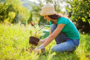 un joven mujer jardinería foto