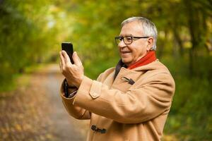 un mayor hombre en el parque foto