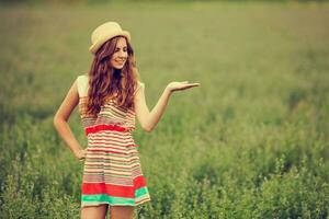 un mujer quien gasta su hora en naturaleza foto