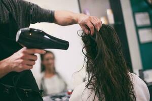 un mujer a un pelo salón foto