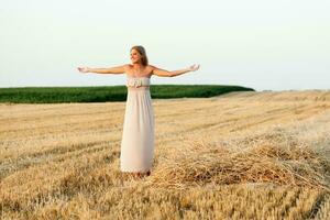 un mujer en un trigo campo foto
