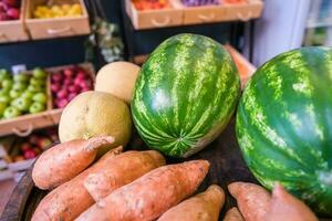 sano Fruta y vegetales en tienda de comestibles tienda foto