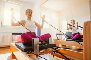 un mujer haciendo pilates adentro foto