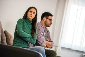 joven Pareja teniendo un argumento foto