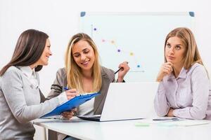 mujer de negocios que se discute un negocio estrategia foto