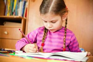 niña haciendo la tarea foto