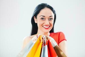 un mujer participación compras pantalones foto