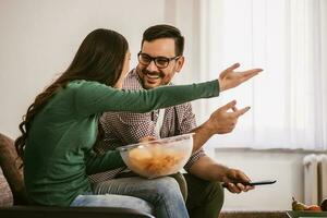 un Pareja gasto hora juntos y acecho televisión foto