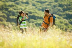 padre y hijo gasto hora al aire libre foto