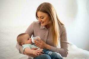 un madre con su bebé foto