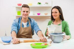 un Pareja Cocinando juntos foto