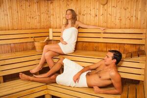 un Pareja en un sauna foto