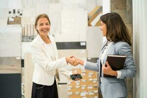 A sale woman that presents the products to the customer photo