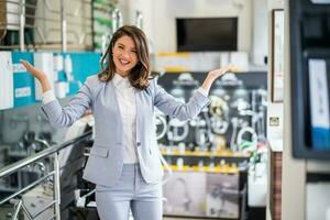 mujer quien propio un relacionado con el baño tienda foto