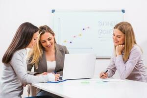 mujer de negocios que se discute un negocio estrategia foto