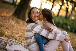 madre y hija gasto hora al aire libre foto