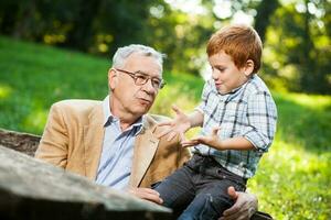 un abuelo y su nieto gasto hora juntos al aire libre foto