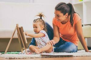 un madre gasto hora con su niño foto