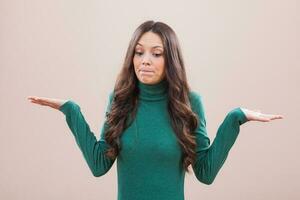 un mujer con un verde blusa foto