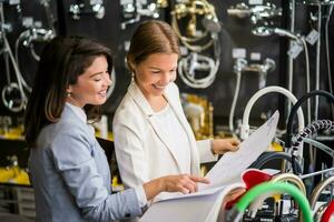 A sale woman that presents the products to the customer photo