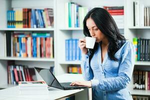 un estudiante en el biblioteca foto