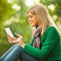 un mujer leyendo un tableta foto