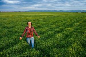 un granjero en pie en un cebada campo foto