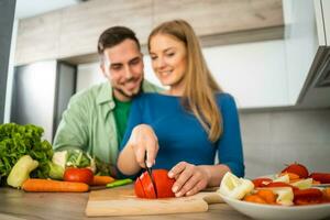 un joven Pareja Cocinando juntos foto