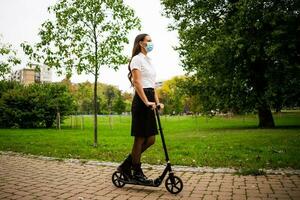 un mujer de negocios en un scooter foto