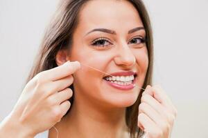 un mujer tomando cuidado de su dientes foto