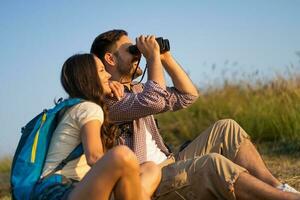 Pareja gasto hora al aire libre foto