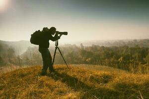 un hombre tomando fotos