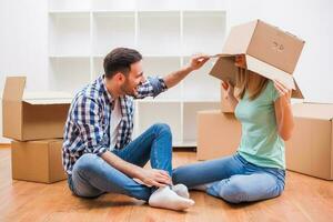 un Pareja quien movido dentro un nuevo casa foto