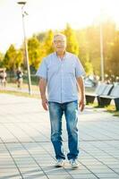 un mayor hombre en el parque foto