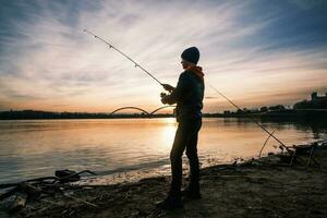 un chico es pescar en soleado invierno día foto