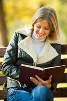 un mujer leyendo un libro foto