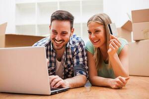 un Pareja quien movido dentro un nuevo casa foto