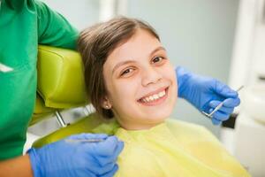 un niño a el dentista foto