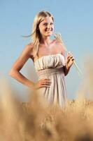 un mujer en un trigo campo foto