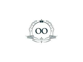 Minimalist Oo Feminine Logo Maker, Alphabet Oo o o Logo Letter Vector Crown