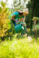 un joven mujer jardinería foto