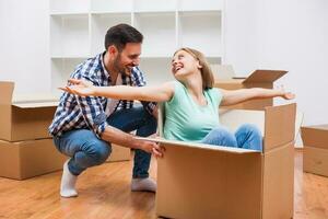 un Pareja quien movido dentro un nuevo casa foto