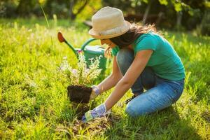 un joven mujer jardinería foto