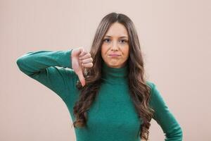 un mujer con un verde blusa foto