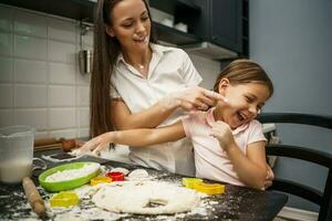 madre e hija cocinando juntas foto