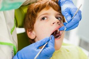 un niño a el dentista foto