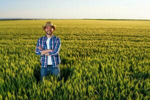 granjero en pie en un trigo campo foto