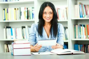 un mujer a el biblioteca foto