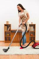 un mujer limpieza el casa foto