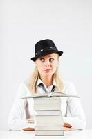 retrato de un mujer con libros foto